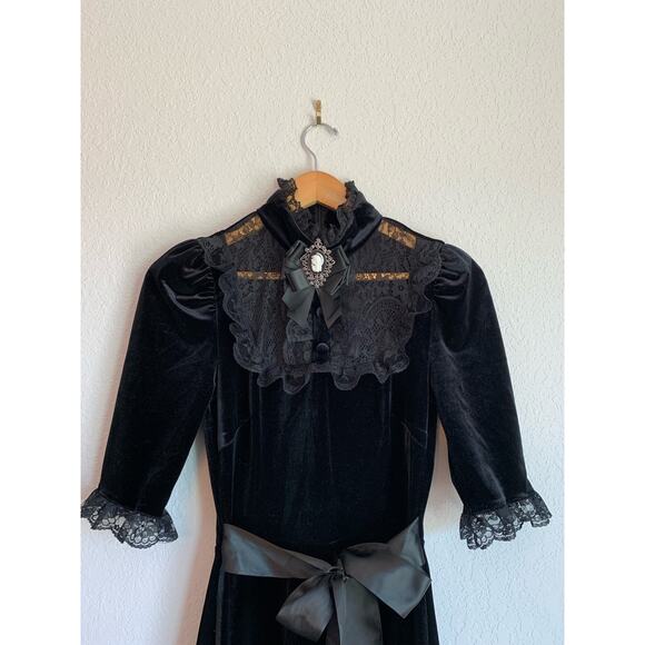 Dolls Kill Widow Ladyhawke Black Velvet Cameo Collar Dress Small - Picture 3 of 8